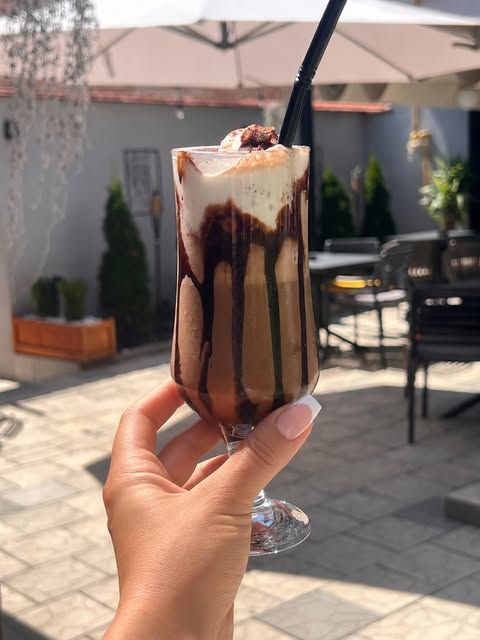 Frappé cu ciocolată pe terasă