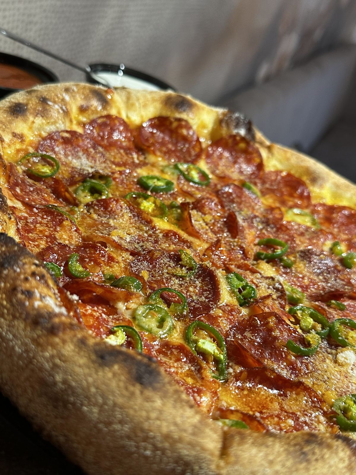 Pizza Diavola cu salam picant și ardei iute, scoasă din cuptor