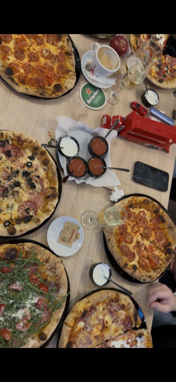 Masă plină cu pizza
