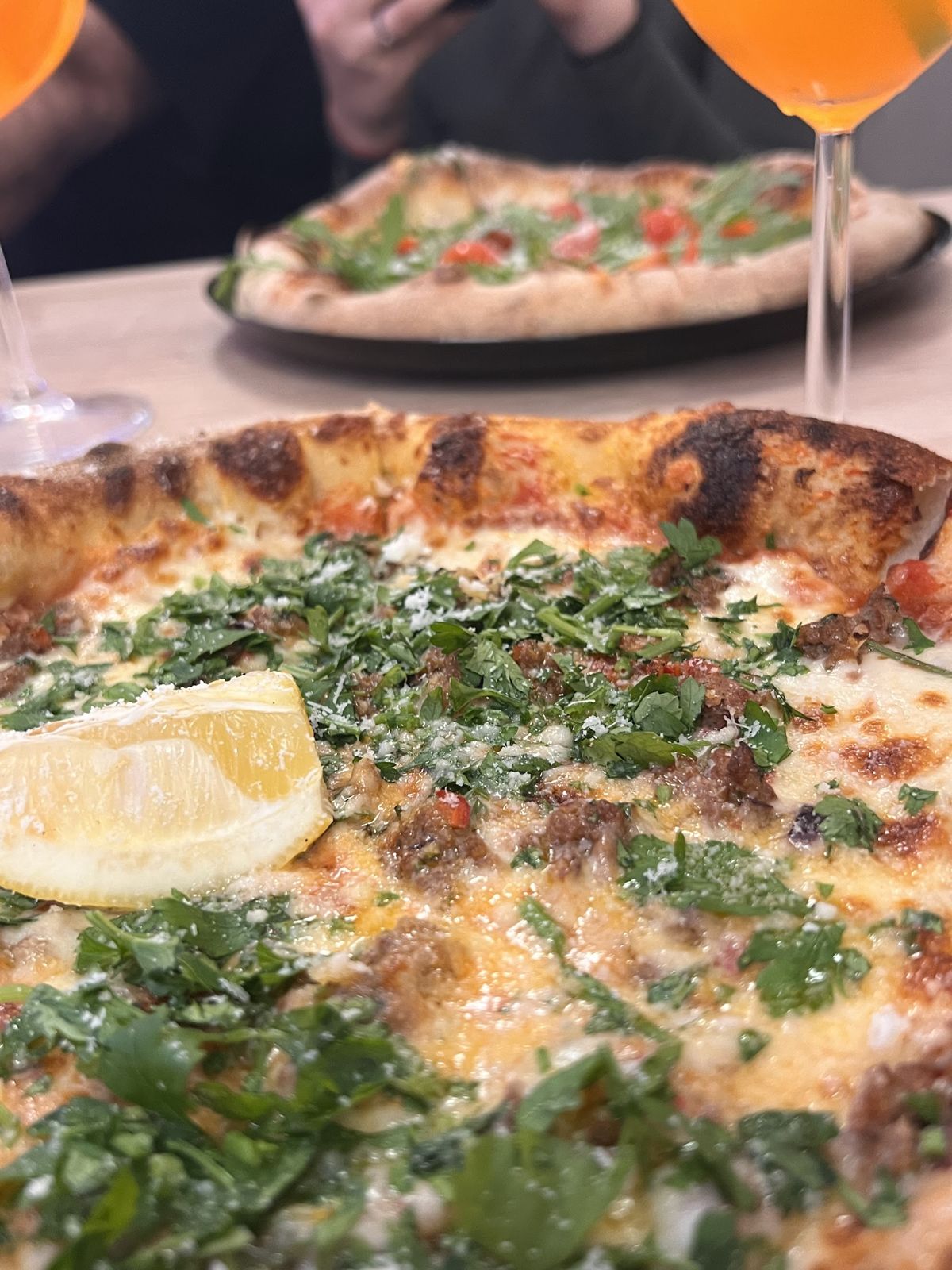 Pizza cu verdeață și un spritz pe terasă