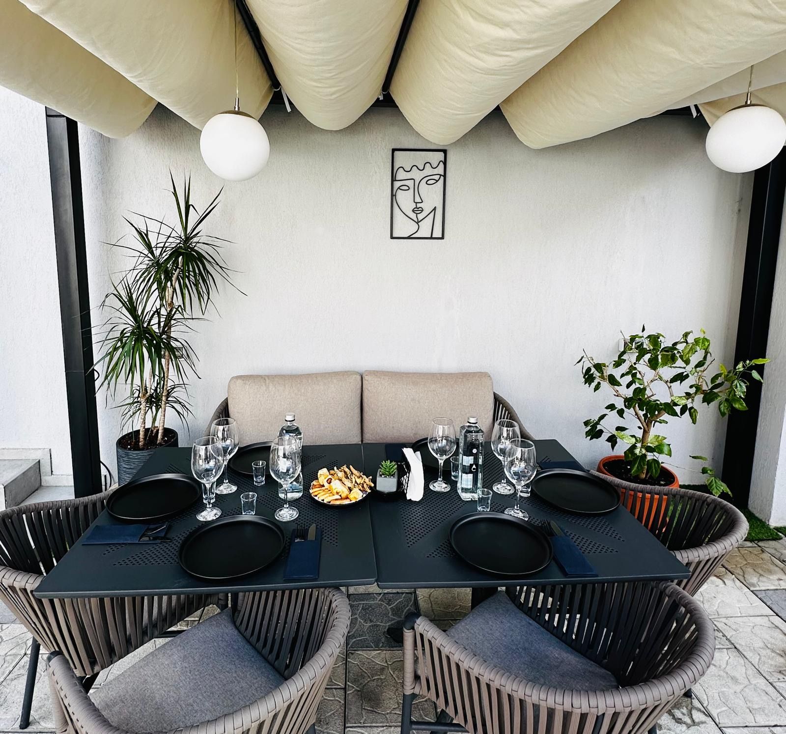 Zona lounge de pe terasă
